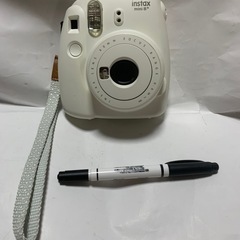 FUJIFILM インスタントカメラ チェキ instax mini8 プラス 接写レンズ・純正ハンドストラップ付き の画像