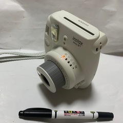 FUJIFILM インスタントカメラ チェキ instax mini8 プラス 接写レンズ・純正ハンドストラップ付き の画像