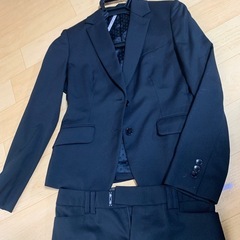 レディーススーツ黒　上9号下7号洋服の青山　