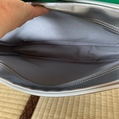 adidas エナメルショルダーバッグの画像