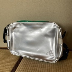 adidas エナメルショルダーバッグの画像