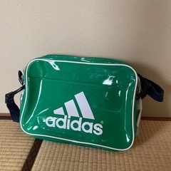 adidas エナメルショルダーバッグ