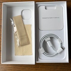 iPhone13 空箱と付属品の画像