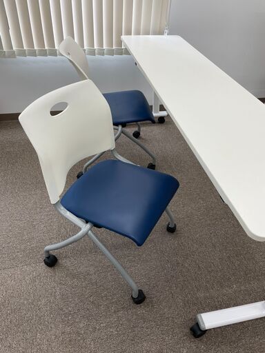 【オフィス什器】会議用キャスター付きスタッキングチェア（折りたたみ式）