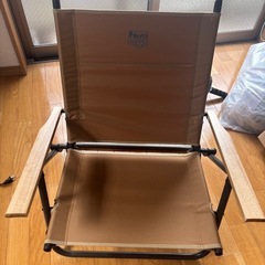 アウトドアチェア、TIMBERのロゴ付き。 