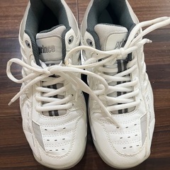 テニスシューズ 23