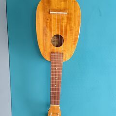 Famousウクレレ中古美品の画像