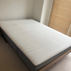 木製ダブルベッドフレーム　IKEAマットレスセット