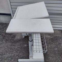 観音寺 パソコンデスク 角度調整 高さ調整可能 ちょっと不具合あり ジャンク品扱いの画像