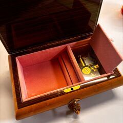 REUGE リュージュ 鍵付きオルゴール宝石箱の画像