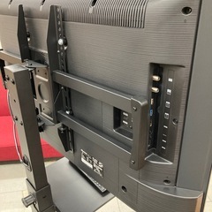 ⭐︎1年間保証⭐︎ハイセンス　4Kチューナー内蔵倍速パネル搭載43型液晶テレビ　TVスタンドセット　2023年製　43E7H ※脚は欠品です。の画像
