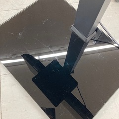 ⭐︎1年間保証⭐︎ハイセンス　4Kチューナー内蔵倍速パネル搭載43型液晶テレビ　TVスタンドセット　2023年製　43E7H ※脚は欠品です。の画像