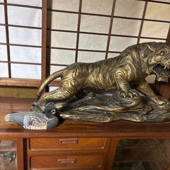 鳥と虎の置物