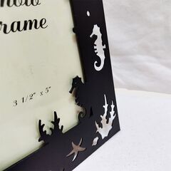 【未使用】ファンシー額縁 メモリア メタルブラック HAKUBA EL フォトフレーム 3 ½ x 5サイズ ガラス板 タツノオトシゴ サンゴ ヒトデ 魚 海中生物 金属の画像