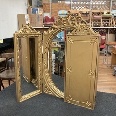 S368 ⭐ 輸入家具 イタリア製 アンティーク三面鏡 GOLD コンパクト 幅30-61cm USEDの画像