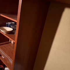 【無料/食器棚と食器類差し上げます】の画像