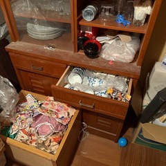 【無料/食器棚と食器類差し上げます】の画像