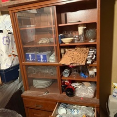 【無料/食器棚と食器類差し上げます】の画像
