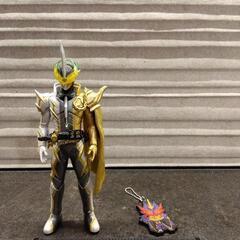 仮面ライダーセイバーフィギュア？3つ、キーホルダー1つの画像