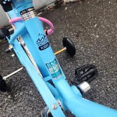 青色の幼児用自転車、かご付き、補助輪ありの画像