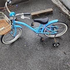 青色の幼児用自転車、かご付き、補助輪あり