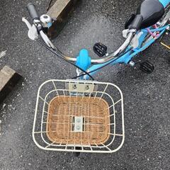 青色の幼児用自転車、かご付き、補助輪ありの画像