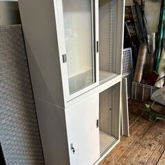 【J01】引き渡し限定 処分セール品 中古 K・I・S 書庫 キャビネット 事務用 収納棚 傷み汚れあり 鍵付き の画像
