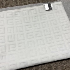 GIVENCHYポーチの画像