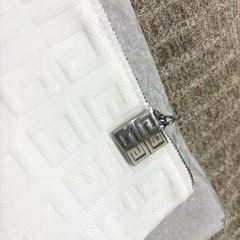 GIVENCHYポーチの画像