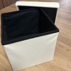 椅子型物入れ白の画像