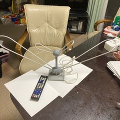 室内用テレビアンテナとマルチリモコンの画像