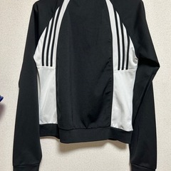 adidas パーカーの画像
