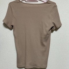 ベージュ　トップスの画像