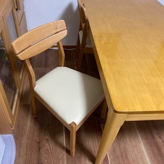 ダイニングテーブルと椅子の3点セットの画像