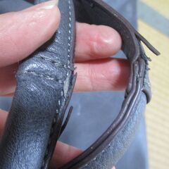 used  バッグ　紺色（カーキ色？）　やや難なり　の画像