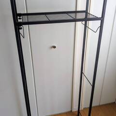 ２段の収納棚（黒）の画像