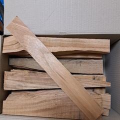 75.広葉樹　薪セット🎉　よく乾いています　段ボール１箱の価格です❗の画像
