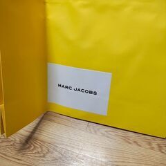 marc jacob の箱と紙袋の画像