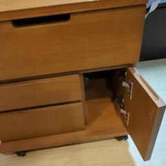 キャスター付きドレッサー　の画像