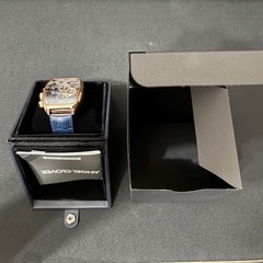 腕時計　ソーラー　
トノー型　デイトありの画像