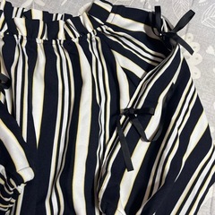 未使用　リボン付きバルーンスリーブシャツの画像