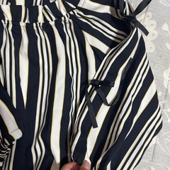 未使用　リボン付きバルーンスリーブシャツの画像