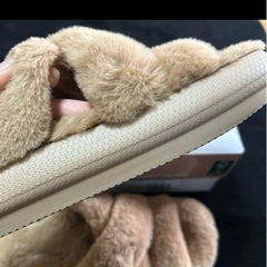 コストコ　Criss-Cross Fur Slide女性用スリッパ1回だけ履いたの画像