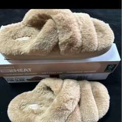 コストコ　Criss-Cross Fur Slide女性用スリッパ1回だけ履いたの画像