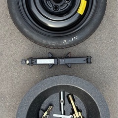 スペアタイヤとジャッキのセットの画像
