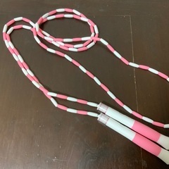 新品未使用　ビーズロープ　縄跳び 子供でも簡単な調整可能な長さのピンクとホワイトの縄跳び、エクササイズに最適。  - カラー: ピンク・ホワイト - 素材: ビーズ - 特徴: 調整可能なロープ長 - 用途: エクササイズ・フィットネス - 収納ケース: あり の画像