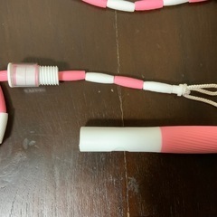 新品未使用　ビーズロープ　縄跳び 子供でも簡単な調整可能な長さのピンクとホワイトの縄跳び、エクササイズに最適。  - カラー: ピンク・ホワイト - 素材: ビーズ - 特徴: 調整可能なロープ長 - 用途: エクササイズ・フィットネス - 収納ケース: あり の画像