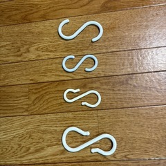 プラスティック製のS字フック200個以上の画像