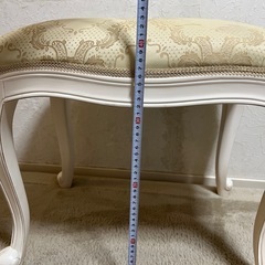 椅子ベージュ 姫系の画像