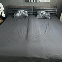 美品　黒　レザー調　ワイドキング　シングル2台　コンセント付き　ベッド　セットの画像